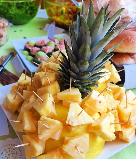 Cheese and Pineapple on sticks. Jazz up this old party favourite a bit by making it from fresh pineapple. Cut a melon in half to pin the cocktail sticks into, and finish by popping the pineapple leaves on top for an impressive display at your party. Pineapple On A Stick, Cheese Pineapple Sticks, Cheese And Pineapple Display, 40 Fest, Christening Food, Cheese And Pineapple, Hawaii Birthday Party, Pretty Picnic, 18th Party