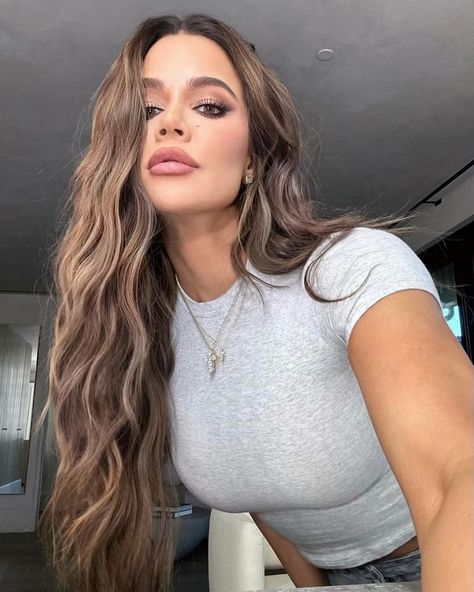 Khloé Kardashian Wore A Sheer Mini With A Carrie Bradshaw Fave Cute Brunette Hair, Kardashian Lifestyle, Waved Hair, Khloe Kardashian Hair, Haircut And Style, Hair Trends 2024, Frontal Wig Body Wave, Yvette Nicole Brown, Blonde Hair Colour