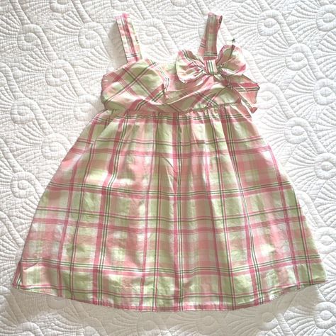 Janie & Jack 18-24M Toddler Girl "Strawberry Fields" Dress – Pink Green Plaid Another classic baby dress from Janie and Jack. Size 18-24 months. Sleeveless – shoulder straps have two buttonholes for adjustments. 100 percent cotton, a flat, lightweight material. Machine washable. I'll let Janie and Jack do the talking on this one: A fresh look for summer, our fine cotton poplin dress is accented with a classic plaid print. Shirring at the waist and a pintucked bodice with oversized bow are a whim Cute Handmade Dress, Green And Pink Summer Outfit, Cute Green Clothes, No Waist Dress, Pink And Green Clothes, Nostalgic Clothes, Dessert Clothing, Green Pink Outfit, Aesthetic Pink And Green