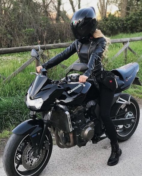 Motorbike Shed, 125cc Motorbike, Motorbikes Women, Womens Motorcycle Fashion, Moto Yamaha, Image Moto, Motorcycle Aesthetic, Dirt Bike Girl, Motorbike Girl