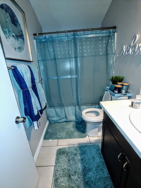 Blue Bathroom Theme Ideas, Blue Themed Bathroom, Cute Bathroom Decor Ideas Color Schemes, Torquise Bathroom Ideas, Bathroom Color Themes, Cute Bathroom Apartment, Blue Apartment Bathroom, Forest Bathroom Decor, Bathroom Decor Ideas Blue