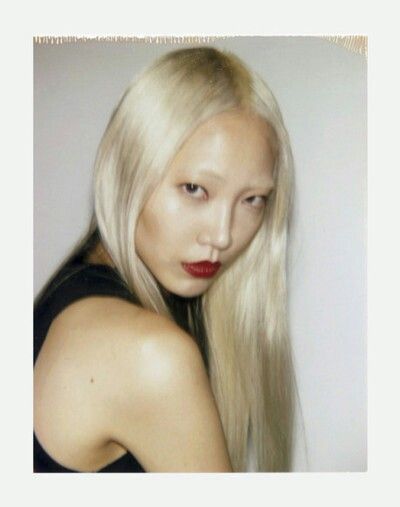 Blonde Asian Blonde Hair Dark Eyebrows, Soo Joo Park, Bleached Brows, Bleached Eyebrows, Eyebrow Trends, Blonde Eyebrows, Dark Eyebrows, Blonde Asian, Colored Hair Tips