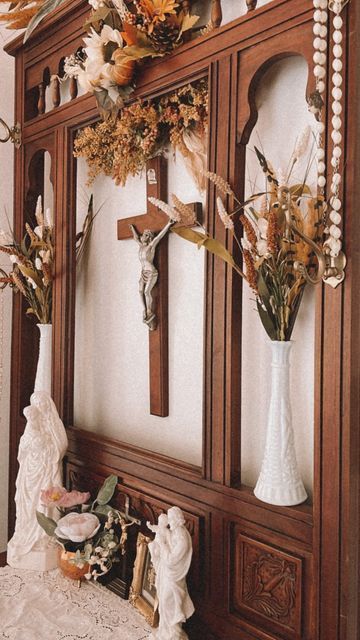 Home Oratory, Catholic Home Altar Ideas, Catholic Alters For Home, Catholic Prayer Room Ideas Decor, Home Alter, Catholic Altar Home Ideas, Catholic Prayer Corner, Alter Design For Home Catholic, Catholic Altar Home