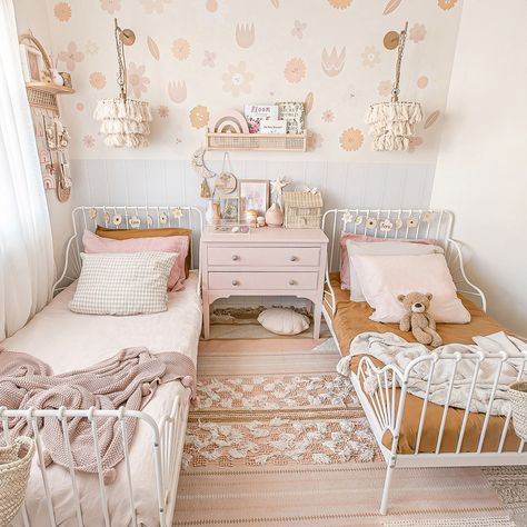 Shared Girls Room, Sister Room, Girl Room Inspiration, Shared Girls Bedroom, Big Girl Bedrooms, Toddler Girl Room, Decor Ikea, Twin Beds, Dekorasi Kamar Tidur