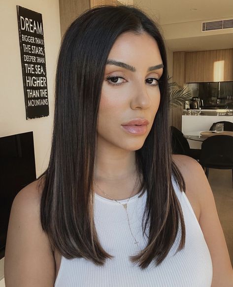 One Lenght Hairstyle Women, Haircut All One Length, Straight Armpit Length Hair, Brunette Mid Length Hair Straight, On The Shoulder Haircut, Medium Hair Straight Cut, Short Hair With Front Layers, Side Part Lob Mid Length, Middle Hair Length