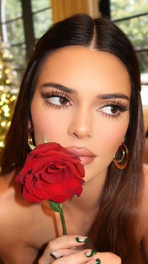 Kendall Jenner Eyes, Kendall Jenner Maquillaje, Clean Makeup Look, Kendall Jenner Face, Confetti Tour, Stile Kendall Jenner, Kendall Jenner Makeup, Studera Motivation, Jenner Makeup