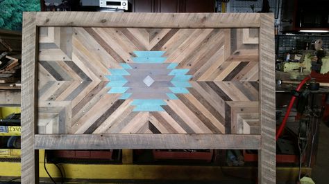 Pallet art headboard, Aztec print. Diy Western Headboard Ideas, Aztec Headboard, Western Headboard, Western House Ideas, Art Headboard, Rustic Wooden Headboard, Barnwood Projects, Pallet Projects Decor, Pallet Wood Headboard