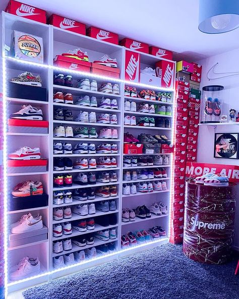 Trap Rooms Aesthetic, Sneakerhead Closet, Jordan Shoe Box Storage, Shoe Boxes On Wall, Trap Room, Sneaker Room, Sneaker Closet, Sneakerhead Room, Sneaker Displays