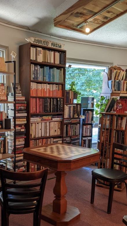 Coffee Shop Reading Corner, Book Shop Cafe Aesthetic, Cafe With Books Coffee Shop, Small Bookshop Cafe, Cozy Bookshop Cafe Aesthetic, Book Store Cafe Aesthetic, Bookshop Cafe Design, Coffee Book Shop Design, Cafe Library Aesthetic