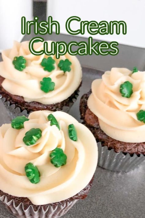 Chocolate Irish Cream Cakes - delicious chocolate cupcakes with Irish cream butter cream frosting. So delicious and a great way to celebrate St. Patrick's Day Irish Cream Cupcakes, Baileys Cupcakes, Irish Cream Frosting, Irish Cream Cake, Butter Cream Frosting, Cream Cupcakes, Cream Butter, Cream Cakes, Easy Cupcakes