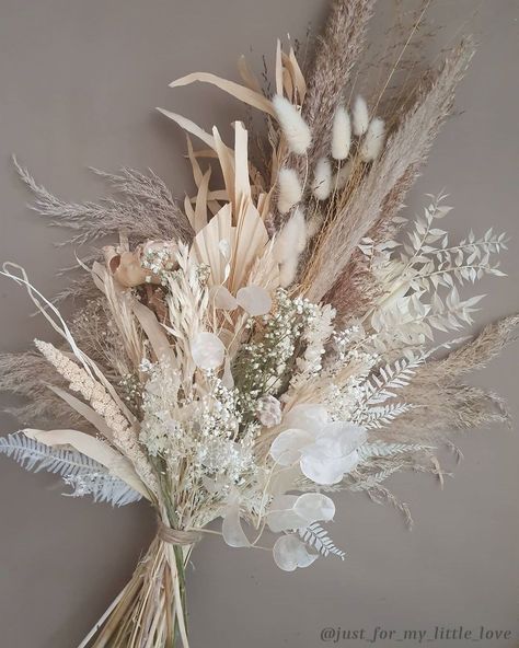 Beautiful neutral tones and varied textures make a stunning bouquet.  This is a mixture of bunny tails, pampas grass, lunaria, bleached gypsophylia (babies breath), sun palm, and meadow grass.  Find these dried plants and more in our online store.  This photo comes from @just_for_my_little_love - stunning work!⁣ DriedDecor.com ⁣ #weddingbouquet #driedplants #driedflowers #driedflowerbouquet #homedecor #naturalhomedecor #floraldesign #floralarrangement Art Floral Japonais, Accessories Living Room, Grass Bouquet, Dried Plants, Pampas Grass Bouquet, Dried Flowers Wedding, Babies Breath, Dried Bouquet, Bunny Tail