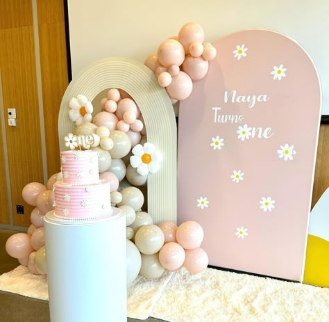 Decor by Amrit | Daisy theme First birthday decor for little Naya @dimple._dhillon ———————————————————————————————- For enquiries and booking please… | Instagram Simple 1st Birthday Decorations, Daisy First Birthday Theme, Flower Party Themes, Daisy Theme, Baby Birthday Photoshoot, First Birthday Decor, 1st Birthday Theme, Theme First Birthday, Simple Birthday Decorations