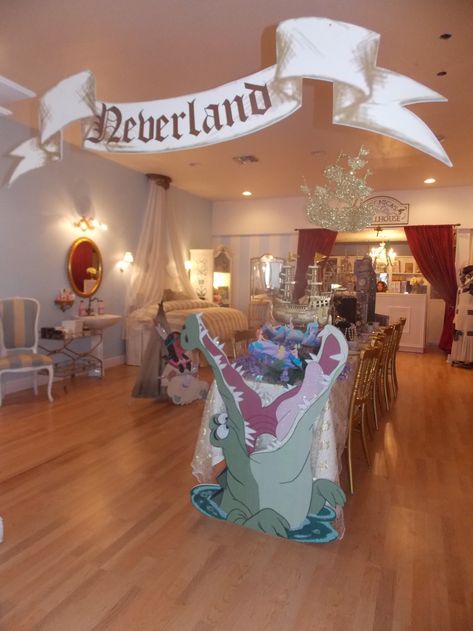 Strange World Party, Neverland Themed Room, Peter Pan Bedroom Ideas, Peterpan Birthday, Neverland Room, Disney Playroom, Forest Decorations, Cupcakes Minnie Mouse, Neverland Party