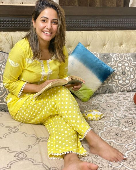 Heena Khan Dresses, Yellow Pajamas, Heena Khan, Cotton Night Dress, Kurtis Design, Pakistan Dress, Pakistani Women, Hina Khan, Us Fashion