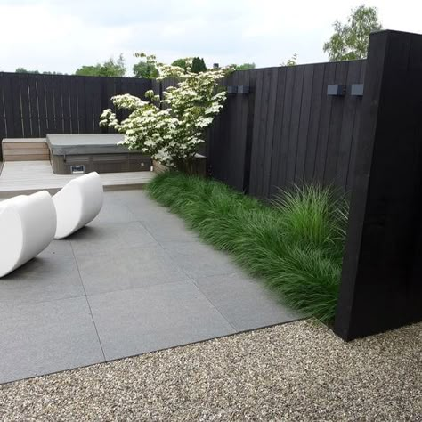 Black Fence, Privacy Fence Designs, Modern Garden Design, Have Inspiration, Contemporary Garden, Backyard Fences, Fence Design, Modern Landscaping, Back Garden