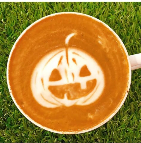 Pumpkin Latte Art, Halloween Latte Art, October Core, Arte Del Cappuccino, Coffee Barista Art, Charlie Core, Barista Art, Spooky Coffee, Coffee Designs