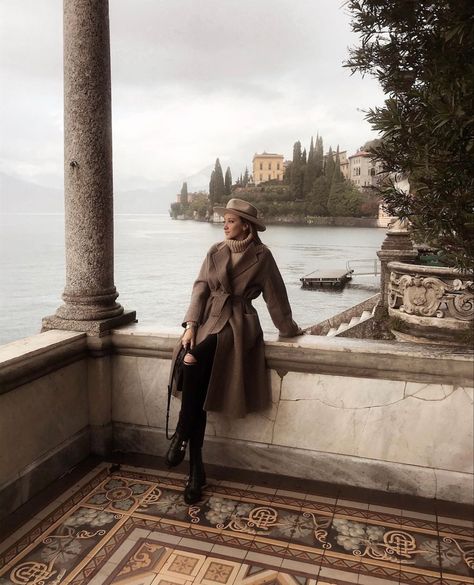 Italy Fashion Winter, Italy Winter Outfits, Italy Outfits Winter, Neutral Winter Outfit, Lake Como Villas, Lake Outfit, Instagram Italy, Italy Winter, Milan Travel