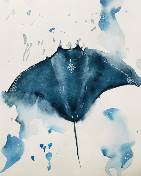 Виолета Спасовска on Instagram: “Manta Ray 💙 this one is very simple and easy to make❣️ maybe I should make some tutorial of this one 😅 #watercolor #watercolorpainting…” Manta Ray Art, Odyssey Art, Sea Drawing, Sea Creatures Art, Arte Van Gogh, Watercolor Ocean, Watercolor Paintings Easy, Cat Air, Manta Ray