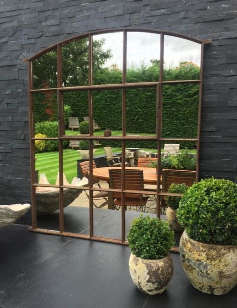 Le miroir verrière - TRAITS D'CO Magazine Arch Window Mirror, Arched Window Mirror, Arch Window, Small Courtyard Gardens, Courtyard Gardens Design, Back Garden Design, Garden Mirrors, Small Courtyards, Outdoor Mirror