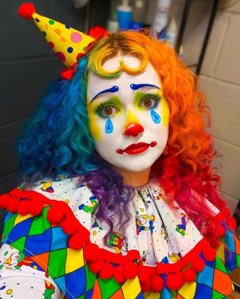 Cute Clown Accessories, Type Of Clowns, Sparkly Clown Makeup, Clown Hairstyles Short Hair, Friendly Clown Makeup, Clown Costumes Halloween, Cute Clown Mask, 80s Clown Makeup, Rainbow Clown Outfit