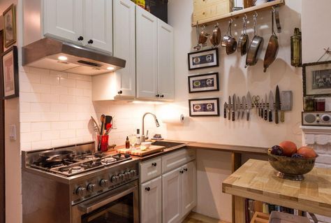 242-Sq-Ft-NYC-Apartment-tiny-kitchen - Home Decorating Trends - Homedit Apartment Livingroom, Apartment Decorating For Couples, West Village Apartment, Small Apartment Kitchen, Micro Apartment, Apartment Decorating On A Budget, Kitchen Decor Apartment, Tiny Apartments, New York City Apartment