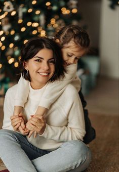 Indoor Family Photos Christmas, Family Christmas Pictures In Home, Modern Family Christmas Photos, Family Photography Christmas, Indoor Family Christmas Photos, Mommy And Me Photo Shoot Christmas, Family Christmas Photography, Single Mom Christmas Pictures, Mother And Son Christmas Pictures