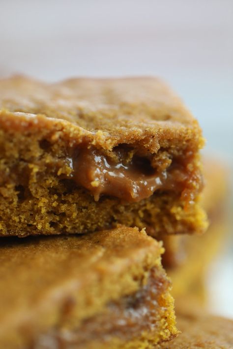 pumpkin blondie with caramel in the center Pumpkin Blondies, Caramel Blondie, Caramel Pumpkin, Homemade Garlic Butter, Homemade Garlic Bread, Caramel Brownies, Soft Caramel, Pumpkin Caramel, Pumpkin Dessert