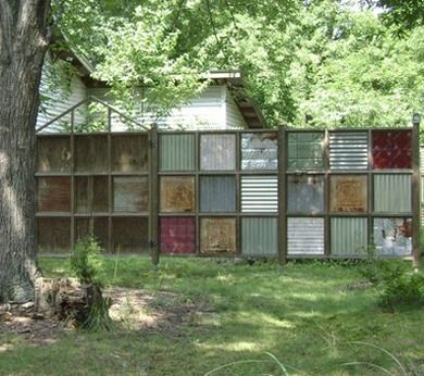 Recycled Fences: 8 Clever Ways to Put Salvage to Good Use Front Fence, Pallet Fence, Fence Styles, Diy Fence, The Residents, Diy Ceiling, Bamboo Fence, Modern Fence, Metal Fence