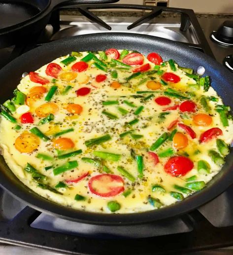 Asparagus Frittata with eggs and cheese Asparagus Omelet Recipes, Egg Fritata Recipe Healthy, Asparagus With Eggs Recipes, Spinach Feta Quiche, Egg Spinach Tomato Frittata, Asparagus Mushroom Frittata, Tomato Frittata, Frittatas Recipe, Asparagus Egg