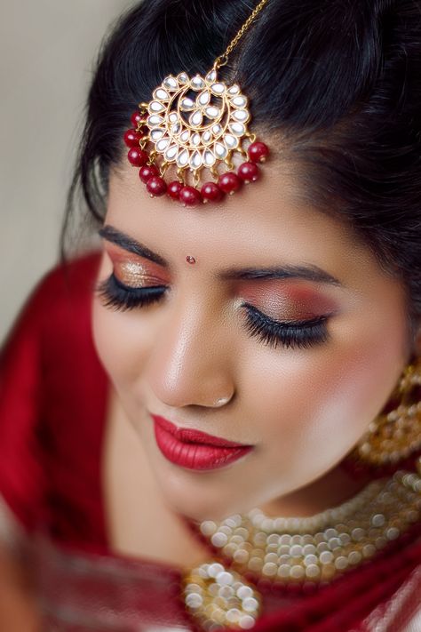 When it comes to bridal makeup, India with its unique and diverse culture brings in the most versatile makeup looks across the globe. We photographed this beautiful model with a bridal makeup that's simply elegant and colorful. Photography is our passion and beautiful images with beautiful people just adds to the persona. #makeup #bridalmakeup #indianbridalmakeup #bridalphotography #makeupphotos #peoplephotos #bridalmakeups Bridal Images Indian Hd, Bridal Mackup Hd, Bridal Unique Lehenga, Makeup Photography Poses, Bride Mekup Pose, Bridal Makeup Photography, Bridal Makeup Poses, Bridal Makeup Photoshoot Ideas, Hd Makeup Looks Bridal