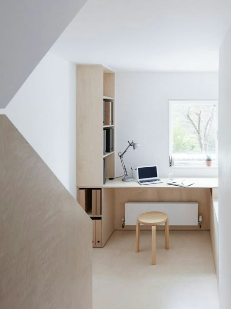 Plywood Desk, London Decor, Plywood Kitchen, Victorian Townhouse, Minimalist Dekor, Townhouse Designs, Interior Minimalista, Study Nook, Narrow House