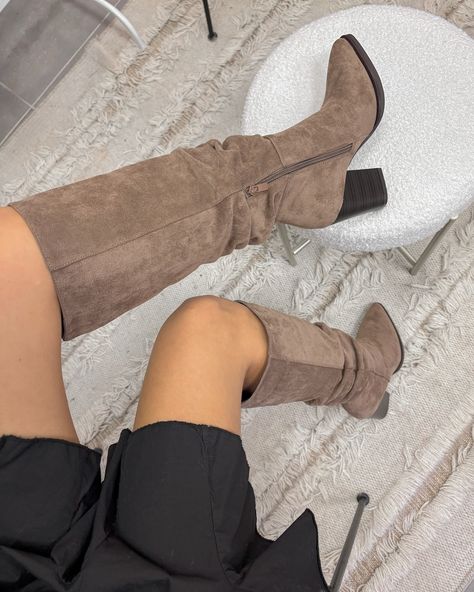 Nos bottes plissées Sienna en taupe ✨ maintenant en ligne ✨ Porter, Composition