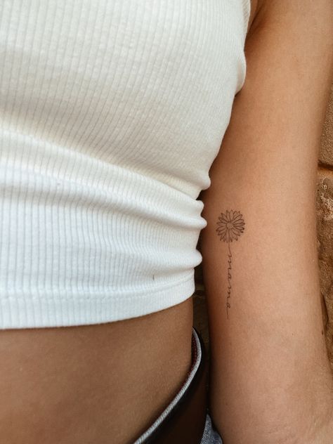 Sun Daisy Tattoo, Sunflower Tattoo Bicep, Mother Flower Tattoo, Fine Line Daisy Tattoo Ideas, Daisy Tattoo Arm, Fine Line Gerbera Daisy Tattoo, Thinline Tattoo, Daisy Hip Tattoo, Daisy Tattoo Fine Line