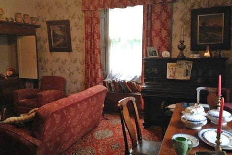 Traditional: The property looks like the set from a period drama 1940s Farmhouse, 1940s Home Decor, 1940s Interior, English Farmhouse, Blithe Spirit, 1940s Home, Retro House, Creepy Houses, 1930s House