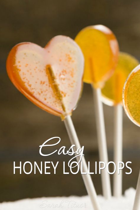 Who doesn't love a yummy lollipop! Whether for the kids, yourself, or a gift, these easy honey lollipops are a fun treat to make with your kids anytime of the year! Honey Suckers, Honey Lollipops, Homemade Lollipops, Diy Honey, Lollipop Recipe, Gluten Free Candy, Honey Candy, Honey Spoons, Honey Diy