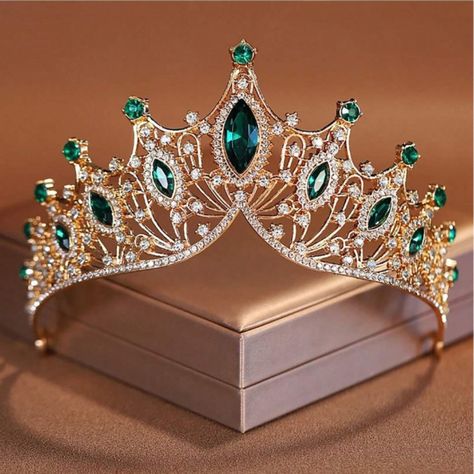 Baroque Style Crown Elegant Bright Rhinestone Queen Tiara Weddingbride Hair Ornament Crown Party Princess Headdress New With Tag. Perfect For Any Party Occasion, Wedding, Bridal, Sweet 15th And More. Details Color: Green Style: Casual, Elegant Material: Zinc Alloy Size & Fit Product Measurements In Size Height Width One-Size 3.1 5.9 Princess Tiaras Aesthetic, Emerald Green Crown, Pretty Crowns, Fantasy Tiara, Princess With Crown, Fantasy Crowns, Dragon Crown, Princess Headdress, Wedding Bride Hair