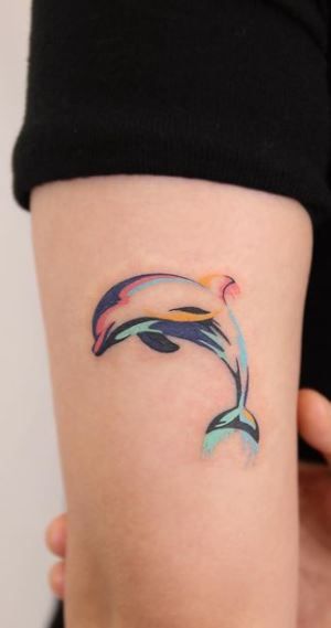 Dolphin Tattoos - Ideas, Meanings & Designs - Tattoo Me Now Strand Tattoo, Dolphin Tattoos, Beach Tattoo Ideas, Small Beach Tattoos, Rabe Tattoo, Beachy Tattoos, Dolphin Tattoo, Tropical Tattoo, Dolphins Tattoo