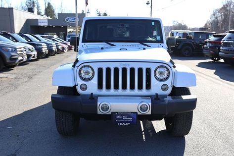 Bright White Clearcoat 2017 Jeep Wrangler Sahara 4WD 5-Speed Automatic 3.6L V6 24V VVT Fresh Oil Change, 18 x 7.5 Polished Satin Carbon Wheels, 3.21 Rear Axle Ratio, 4-Wheel Disc Brakes, 40GB Hard Drive w/28GB Available, 6.5 Touchscreen Display, 8 Speakers, ABS brakes, Air Conditioning, Alloy wheels, AM/FM radio: SiriusXM, Audio Jack Input for Mobile Devices, Auto-dimming Rear-View mirror, Body Color 3-Piece Hard Top, Body Color 3-Piece Hard Top (DISC), Body Color Appliques Front Bumper, Brake a