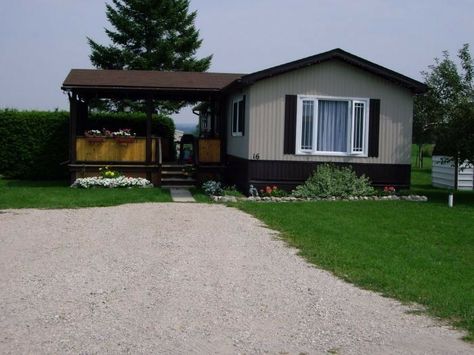 Black skirting and trim. Black Skirting, Mobile Home Landscaping, Manufactured Home Porch, Mobile Home Exteriors, Porch Kits, Porch Design Ideas, Manufactured Home Remodel, Building A Porch, Mobile Home Living