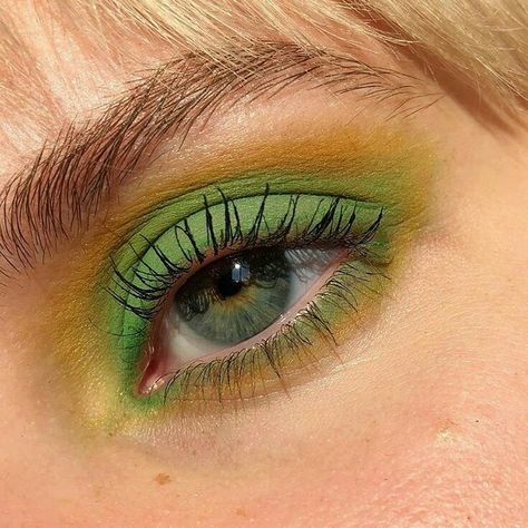 Bold Colorful Eye Makeup, Maquillage On Fleek, Funky Makeup, Fun Makeup, Smink Inspiration, Eye Makeup Art, Cooler Look, Eye Make, Eyeshadow Looks