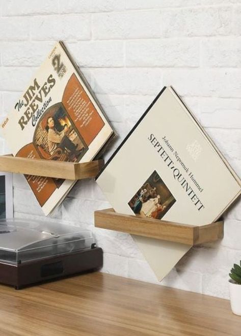 25 Creative DIY Vinyl Storage Idea for Easy Organizing Vinyl Records Storage Ideas, Diy Vinyl Storage, Lp Regal, Vinyl Record Storage Diy, Diy Record, Lp Record Storage, Angled Wall, Store Vinyl Records, Album Display