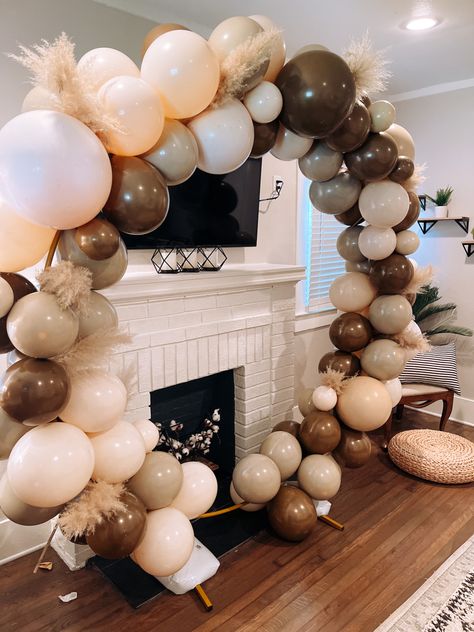 Pampas Grass And Balloons Arch, Gold Hoop Balloon Garland, Pampas Grass Balloon Arch, Pampas Grass Balloon Garland, Balloon Hoop, Diy Balloon Arch, Balloon Displays, Boho Bachelorette, Christmas Decor Trends