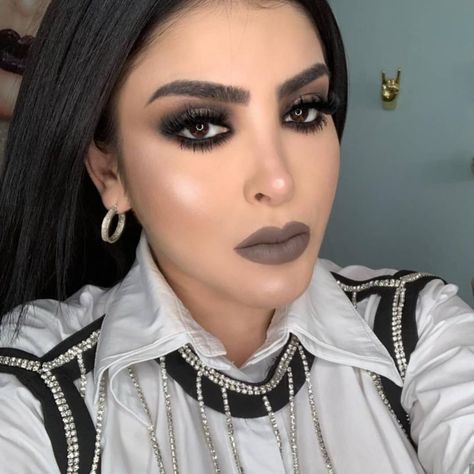 21 Me gusta, 1 comentarios - REYNA DE REYNAS (@_____belleza.sinaloa2) en Instagram: "Bella Claudia ❤️ 🙏 DEP" Folded Hands, Glamour Makeup, Perfect Skin, Red Heart, Maquillaje De Ojos, Makeup Artist, Septum Ring, Makeup Looks, Nose Ring