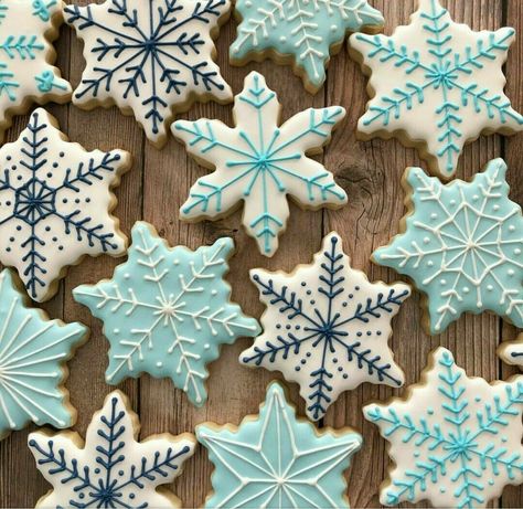 Blue Snowflake Cookies, Gingerbread Snowflakes Decorating Ideas, Snowflake Icing Design, Snow Flake Cookie Designs, Christmas Sugar Cookies Snowflakes, Christmas Cookie Snowflake, Winter Theme Cookies Decorated, Winter Cookies Decorated Easy, Easy Snowflake Cookie Decorating