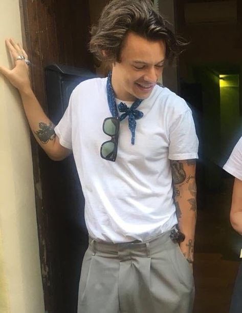 Maolys ♡︎. on Twitter: "I just think Harry Styles in Italy.… " Harry Styles Outfit, Harry Styles Aesthetic, Mr Style, Italy Fashion, Treat People With Kindness, Harry Edward Styles, Edward Styles, White T, Boyfriend Material