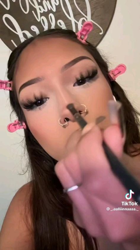 How To Do Latina Makeup Step By Step, Latina Contour Makeup, Baddie Nose Contour, Chicana Eyeshadow, Latina Lip Combo Tutorial, Lvsqqu Makeup Tutorial, Mexican Style Makeup, Copy And Paste Latina Eyebrow Tutorial, How To Bake Make Up Makeup Tutorials