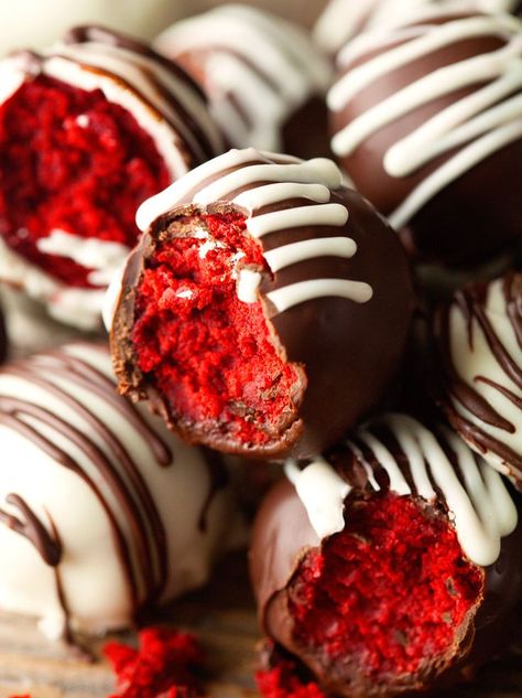 Red Velvet Cake Truffles are the ultimate Valentine’s Day treat. Be prepared to fall head over heels for these sweet bites! Red Velvet Truffles, No Bake Truffles, Red Velvet Recipes, Chocolate Bites, Dessert Simple, Truffle Recipe, Cake Truffles, Snacks Für Party, Creamy Chocolate