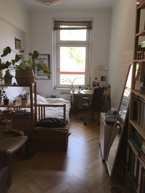 Small Studio Apartment Living Room, Studio Bedroom Aesthetic, Narrow Room Layout, Room Inspo Bookshelf, Wg Zimmer Ideas, Bookshelf Next To Bed, Wg Aesthetic, Bookshelf Aesthetic Bedroom, Single Room Apartment