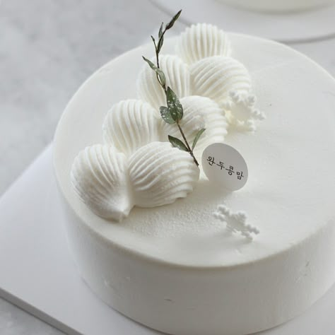 Cakes Design Simple, Simple White Cake Design, White Cake Aesthetic, Minimal Cakes, Simple Elegant Cakes, Patisserie Fine, Cakes Design, Simple Cake Designs, Simple Birthday Cake