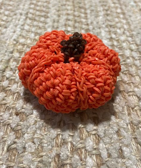 Pumpkins made from Rainbow Loom latex free rubber bands, poly-fil, and love. Loom Band Patterns Instructions, Loom Bands Designs, Loom Band Patterns, Rainbow Loom Patterns, Rainbow Loom Designs, Loom Bands, Diy Crafts To Do, Rainbow Loom, May 2023